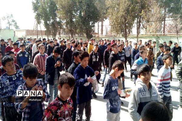 تقدیر از دانش‌آموزان برتر مسابقه فوتبال در دهه فجر شهر جوادآباد