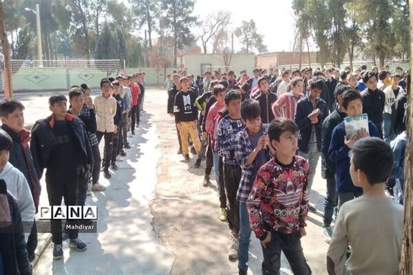 تقدیر از دانش‌آموزان برتر مسابقه فوتبال در دهه فجر شهر جوادآباد
