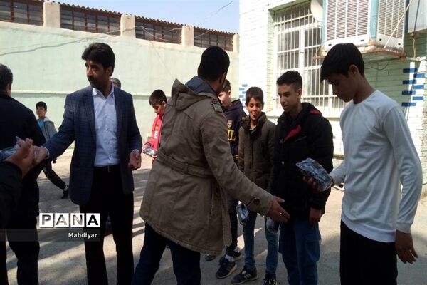 تقدیر از دانش‌آموزان برتر مسابقه فوتبال در دهه فجر شهر جوادآباد