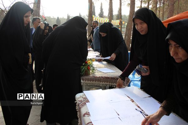 برگزاری مراسم گرامیداشت هفته امور تربیتی و تربیت اسلامی در استان اصفهان