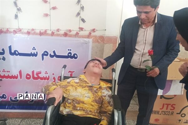 اهداء ویلچر به دانش‌آموز معلول مدرسه استثنایی در شهرقدس