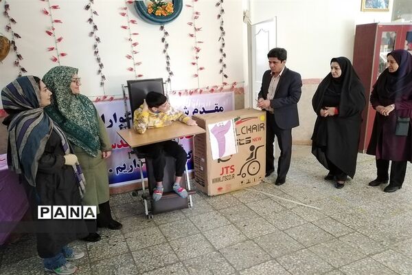 اهداء ویلچر به دانش‌آموز معلول مدرسه استثنایی در شهرقدس