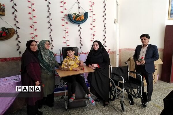اهداء ویلچر به دانش‌آموز معلول مدرسه استثنایی در شهرقدس