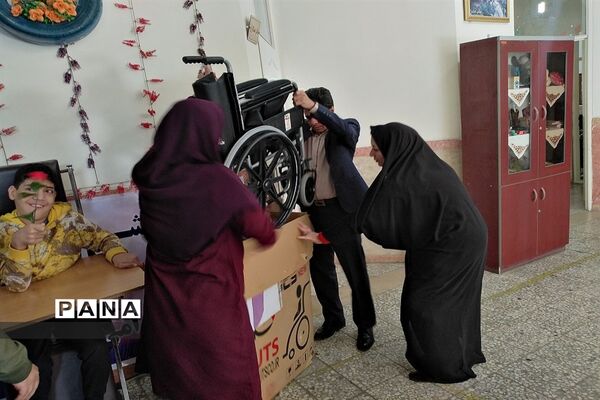 اهداء ویلچر به دانش‌آموز معلول مدرسه استثنایی در شهرقدس