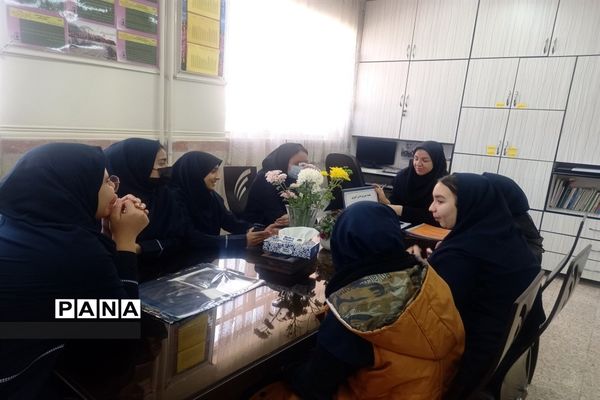 جلسه شورای دانش‌آموزی در دبیرستان عدالت