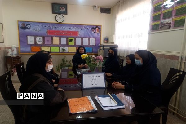 جلسه شورای دانش‌آموزی در دبیرستان عدالت