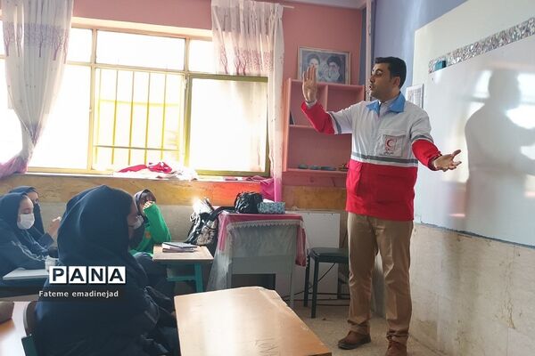 کارگاه  آموزشی هلال احمر پیرامون طرح دادرس در مدرسه تربیت رودهن
