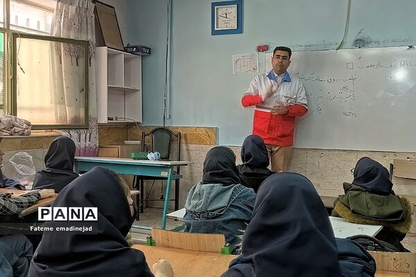 کارگاه  آموزشی هلال احمر پیرامون طرح دادرس در مدرسه تربیت رودهن