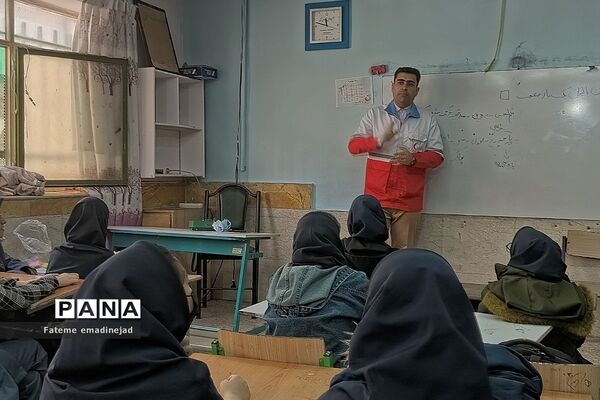 کارگاه  آموزشی هلال احمر پیرامون طرح دادرس در مدرسه تربیت رودهن