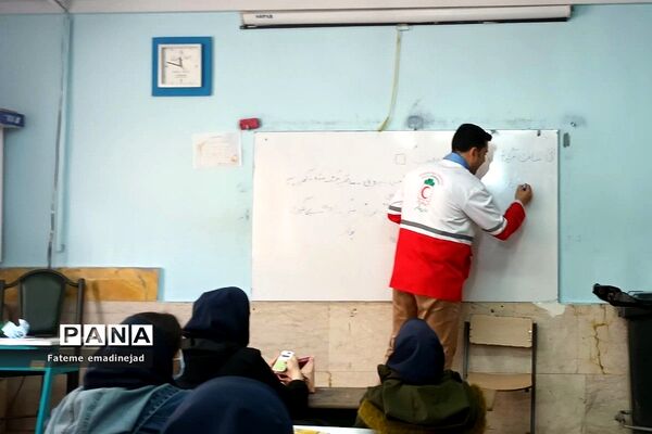 کارگاه  آموزشی هلال احمر پیرامون طرح دادرس در مدرسه تربیت رودهن