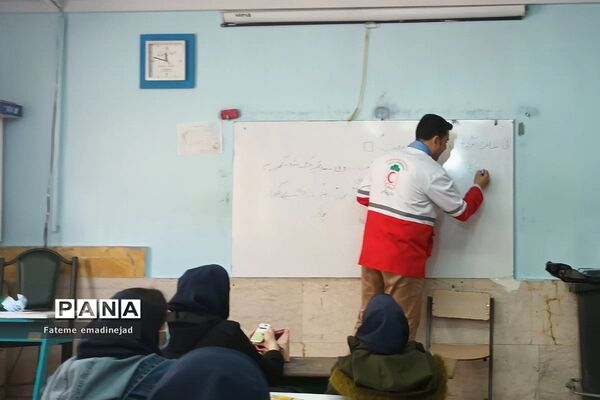 کارگاه  آموزشی هلال احمر پیرامون طرح دادرس در مدرسه تربیت رودهن