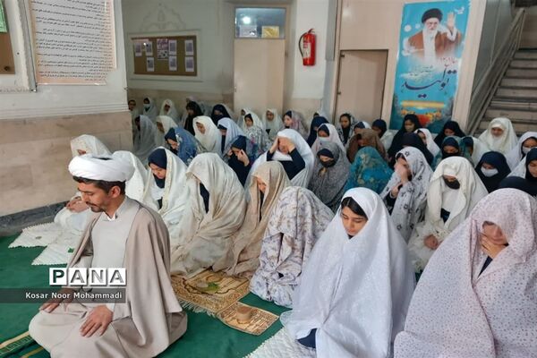 نمازجماعت درآموزشگاه آیت‌الله گلپایگانی اسلامشهر
