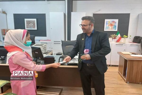 اهدای گل به مسئولان اداره‌کل آموزش و پرورش استان و شهرستان بوشهر در هفته امور تربیتی