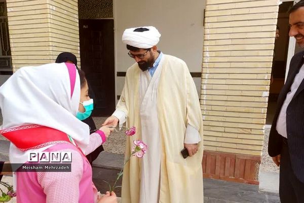 اهدای گل به مسئولان اداره‌کل آموزش و پرورش استان و شهرستان بوشهر در هفته امور تربیتی