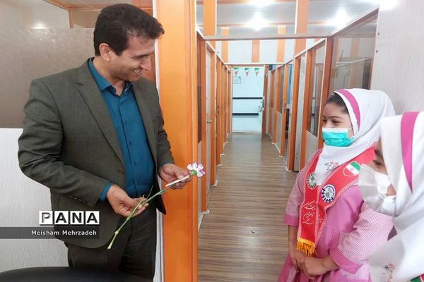 اهدای گل به مسئولان اداره‌کل آموزش و پرورش استان و شهرستان بوشهر در هفته امور تربیتی