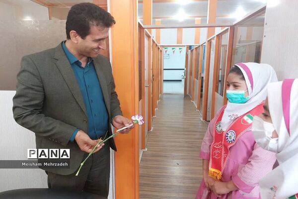 اهدای گل به مسئولان اداره‌کل آموزش و پرورش استان و شهرستان بوشهر در هفته امور تربیتی