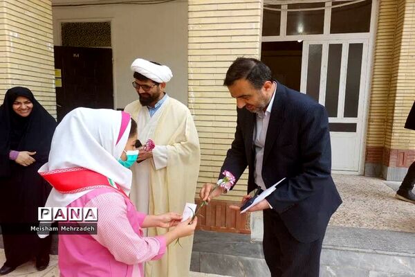 اهدای گل به مسئولان اداره‌کل آموزش و پرورش استان و شهرستان بوشهر در هفته امور تربیتی