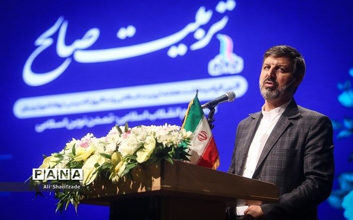 دانش‌آموزان با کمک مربیان، کتب درسی  را به تئاتر تبدیل کردند