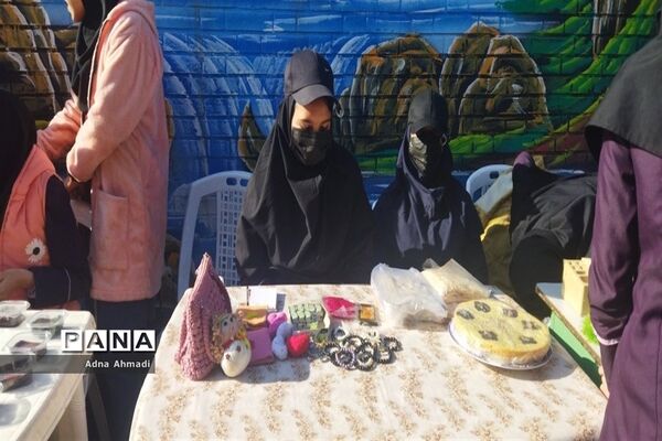 برگزاری بازارچه کار آفرینی در دبیرستان فیاض  کاشمر
