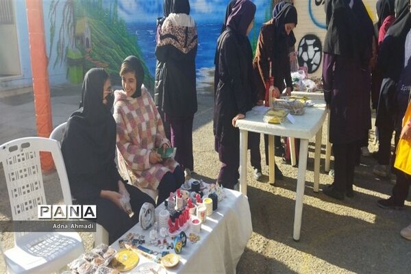 برگزاری بازارچه کار آفرینی در دبیرستان فیاض  کاشمر