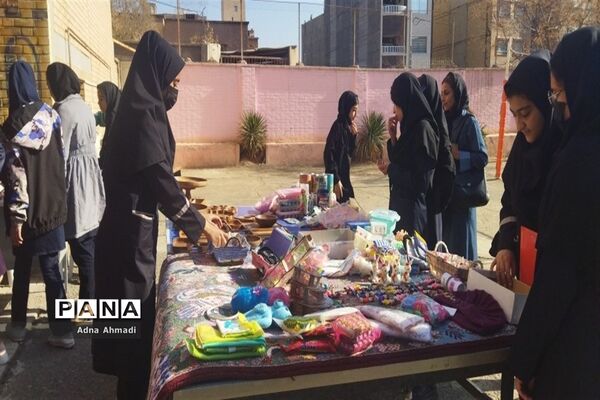 برگزاری بازارچه کار آفرینی در دبیرستان فیاض  کاشمر