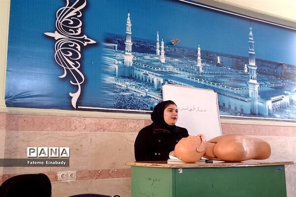 برگزاری دوره هلال احمر ویژه دختران مدرسه فاطمیه ملارد