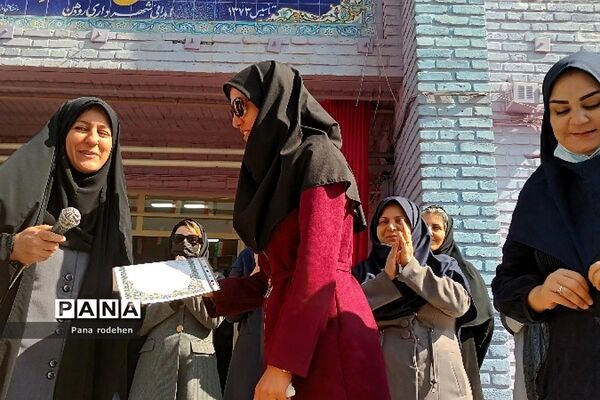 تقدیر از فعالان تربیتی مدارس رودهن توسط مدیران مدارس