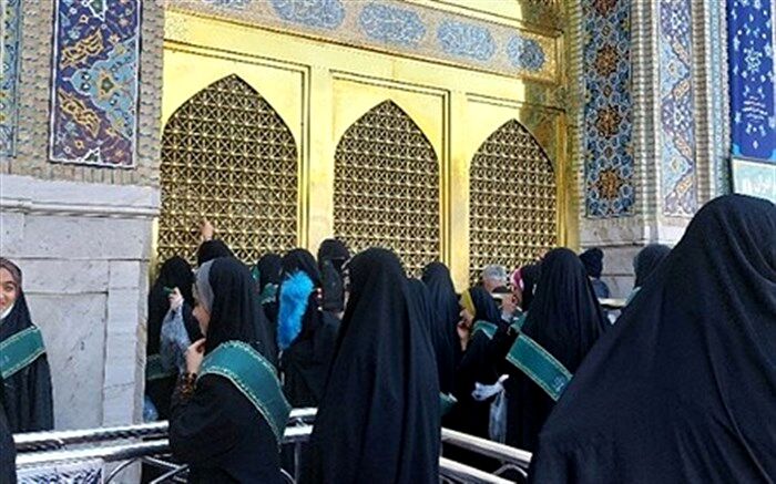 گویی این غریب، تمام غربا را در آغوش مهربان خود کشیده است