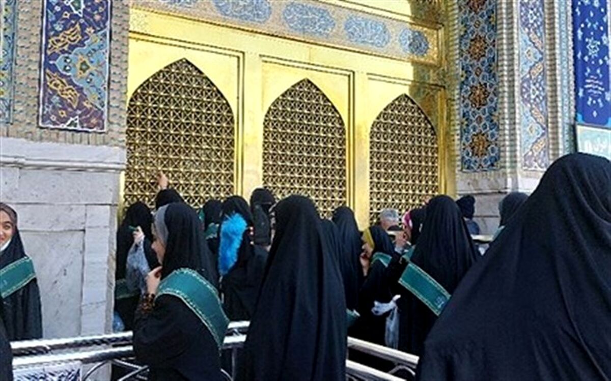 گویی این غریب، تمام غربا را در آغوش مهربان خود کشیده است
