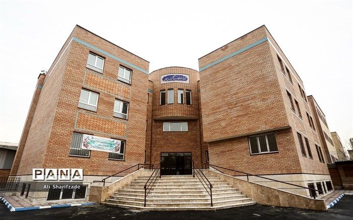 حضور زنان در عرصه مدرسه‌سازی بسیار ارزشمند و موجب موفقیت و پیشبرد امر تعلیم و تربیت می‌شود