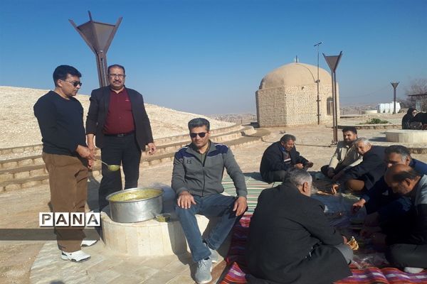 کوهپیمایی مربیان ومعاونان پرورشی به‌مناسبت هفته تربیت اسلامی در ابرکوه