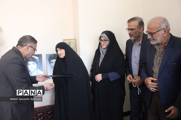 دیدار معاون وزیر آموزش و پرورش با خانواده شهید لک
