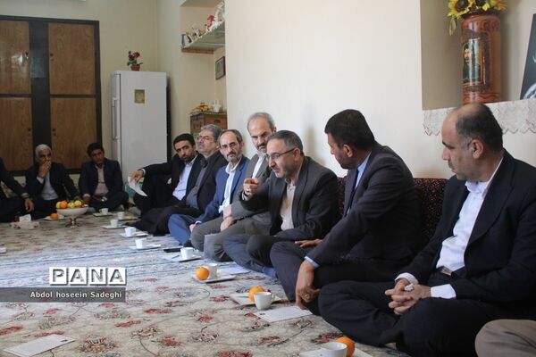 دیدار معاون وزیر آموزش و پرورش با خانواده شهید لک