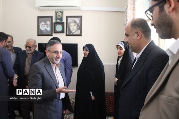 دیدار معاون وزیر آموزش و پرورش با خانواده شهید لک