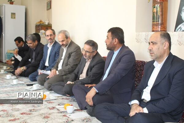 دیدار معاون وزیر آموزش و پرورش با خانواده شهید لک