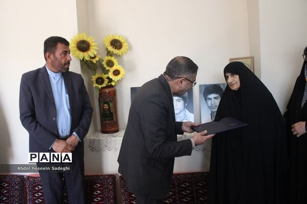 دیدار معاون وزیر آموزش و پرورش با خانواده شهید لک