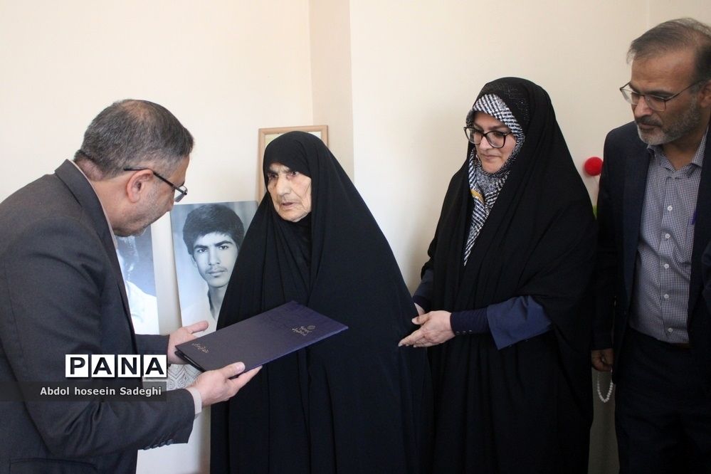 دیدار معاون وزیر آموزش و پرورش با خانواده شهید لک