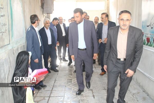 دیدار معاون وزیر آموزش و پرورش با خانواده شهید لک