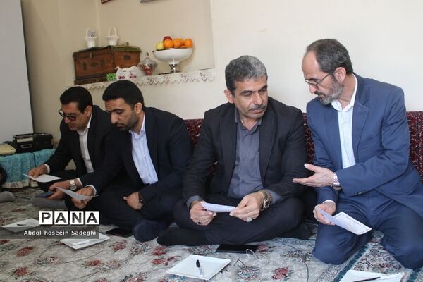 دیدار معاون وزیر آموزش و پرورش با خانواده شهید لک
