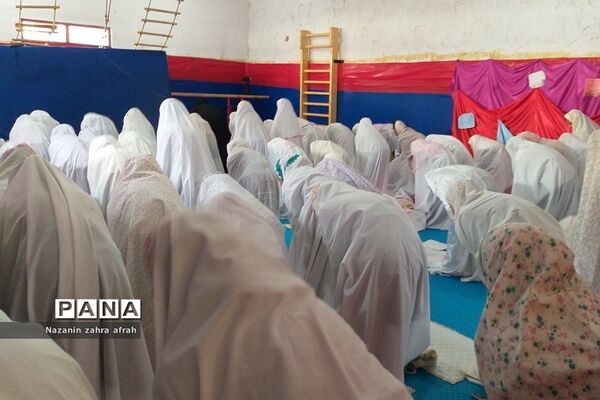 اولین‌ نماز‌های جماعت دانش‌آموزان نومکلف دبستان اندیشه رودهن