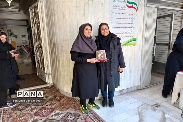 تقدیر از برگزیدگان مسابقات قرآنی و هنری در دبیرستان امیدوار ۲