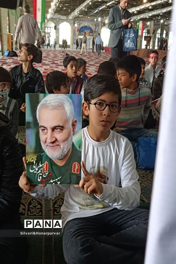 همایش  دهه نودی‌ها و همخوانی سرود سلام فرمانده ۲در جهرم