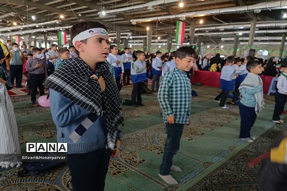 همایش  دهه نودی‌ها و همخوانی سرود سلام فرمانده ۲در جهرم
