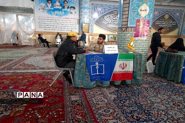 مسئولان اداره آموزش و پرورش شهرستان قدس در میز خدمت نماز جمعه پاسخگوی مراجعان مردمی
