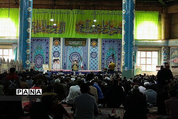 مسئولان اداره آموزش و پرورش شهرستان قدس در میز خدمت نماز جمعه پاسخگوی مراجعان مردمی