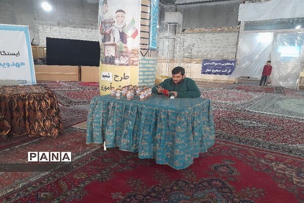 مسئولان اداره آموزش و پرورش شهرستان قدس در میز خدمت نماز جمعه پاسخگوی مراجعان مردمی