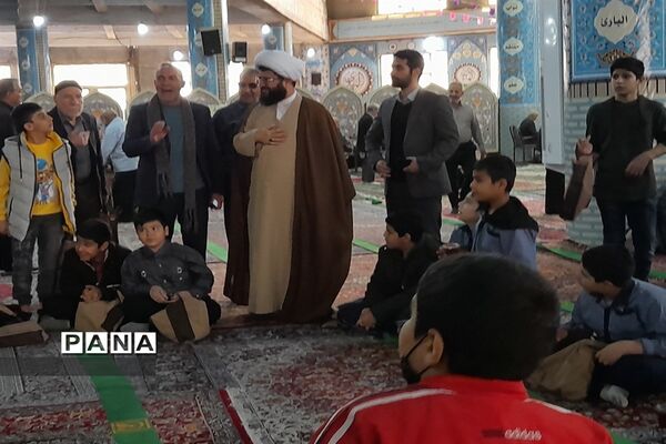 مسئولان اداره آموزش و پرورش شهرستان قدس در میز خدمت نماز جمعه پاسخگوی مراجعان مردمی
