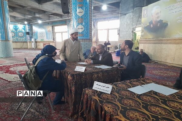 مسئولان اداره آموزش و پرورش شهرستان قدس در میز خدمت نماز جمعه پاسخگوی مراجعان مردمی