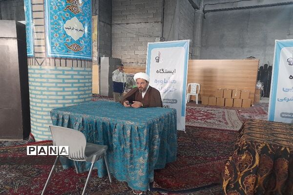 مسئولان اداره آموزش و پرورش شهرستان قدس در میز خدمت نماز جمعه پاسخگوی مراجعان مردمی