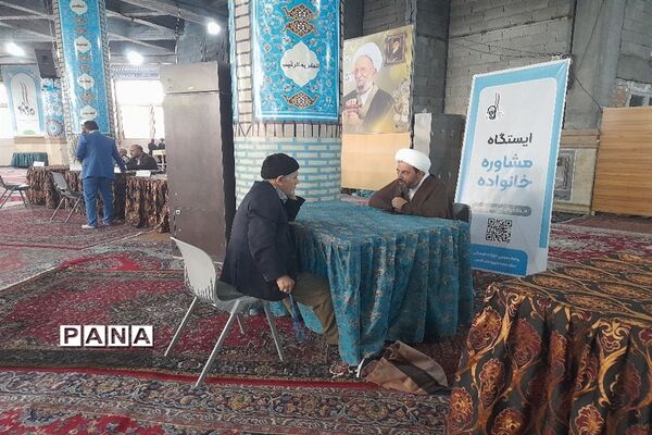 مسئولان اداره آموزش و پرورش شهرستان قدس در میز خدمت نماز جمعه پاسخگوی مراجعان مردمی